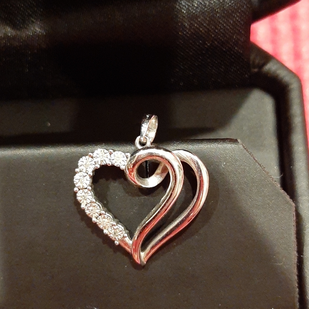 Reed's Jewelers 925 silver heart shaped pendant.